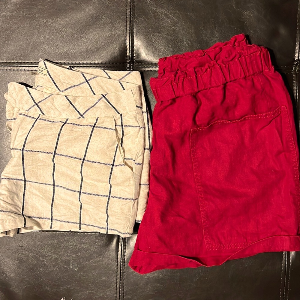 Bundle of two linen shorts